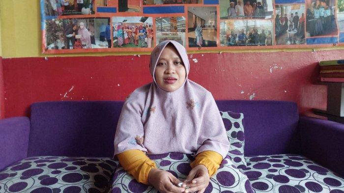 Pemilik kedai Rumah Ratu Sate Bandeng Banten, Rofah (43) saat diwawancarai TribunTangerang.com, Minggu (2/6/2024).