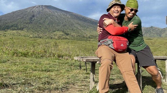 Pendaki yang tinggal di Tangerang Selatan, Banten, Ruli Yanuar (kiri) dan Ben Soegoro berpose dengan latar Gunung Rinjani di Lombok, Nusa Tenggara Barat, Senin (6/5/2024). Gunung Rinjani memang menjadi salah satu destinasi wisata favorit para pendaki di Tanah Air.