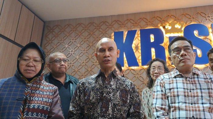 Pendiri Krisna Oleh-oleh Nusantara, Gusti Ngurah Anom atau Ajik Krisna (tengah) bersama Mensos Tri Rismaharini (kiri) dalam acara pembukaan gerai Krisna Oleh-oleh Nusantara Jogja di Mal Malioboro, Danurejan, Daerah Istimewa Yogyakarta, Jumat (31/5/2024).