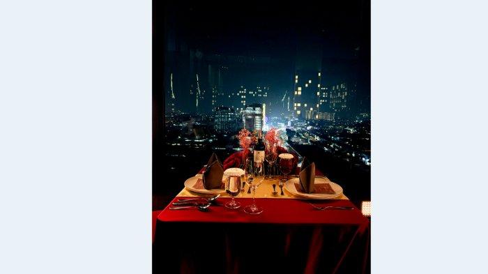 Pengalaman makan malam romantis 'Two’s A Spark' di Salute Bar & Lounge,  rooftop lantai 12 di VIVERE Hotel, ARTOTEL Curated. Hotel yang berlokasi di Jl. Gading Serpong Boulevard, Kabupaten Tangerang ini menghadirkan dua paket eksklusif yakni 'Toast to Love & Luxe' dan 'Two’s A Spark'  untuk merayakan hari kasih sayang.