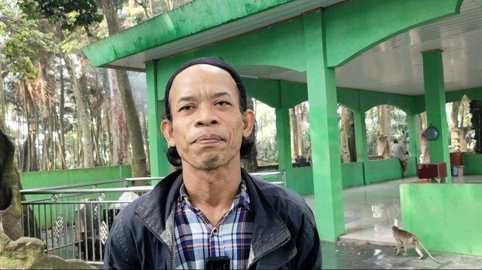 Pengurus Makam Keramat Solear, Eli (43) saat diwawancarai di Makam Keramat Syekh Mas Masa'ad, Solear, Kabupaten Tangerang, Banten, Minggu (25/5/2025). (Tribuntangerang.com/Nurmahadi)
