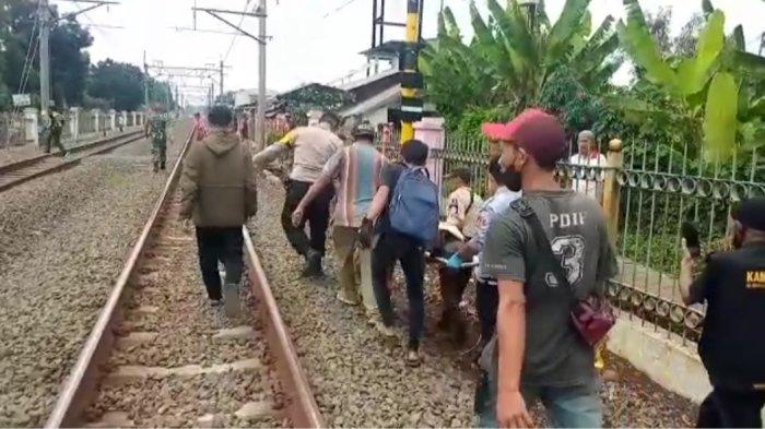 Pemuda waspada di dalam kereta api