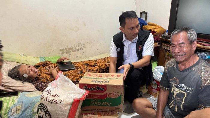 Satreskrim Polresta Bandara Soekarno-Hatta memberikan bantuan berupa uang tunai dan sembako kepada Poniman (68), seorang kakek yang sempat ditangkap lantaran mencuri handphone di Masjid Nurul Barkah Bandara Soekarno-Hatta untuk membeli beras, Senin (23/6/2025). Kasatreskrim Polres Bandara Soekarno Hatta, Kompol Yandri Mono menuturkan, bantuan tersebut diberikan dengan pertimbangan kemanusian setelah melihat latar belakang ekonomi Poniman.