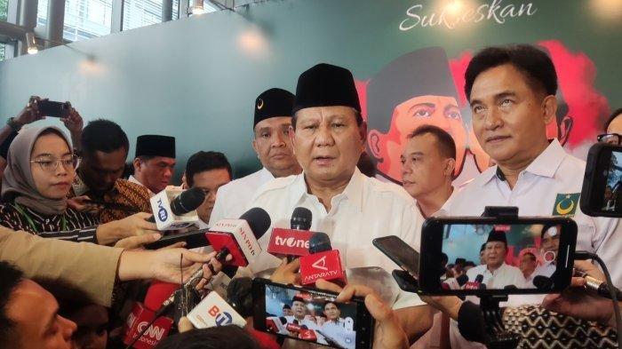 Ketua Umum Partai Gerindra Prabowo Subianto dan Ketua Umum PBB Yusril Ihza Mahendra menjawab pertanyaan para wartawan sesuai perayaan hari lahir ke-25 PBB di ICE BSD, Kabupaten Tangerang, Minggu (30/7/2023).