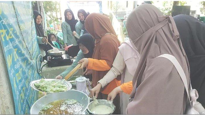 Proses pelatihan pembuatan produk aneka keripik yang dilakukan bersama tim dan kelompok UP2K (Upaya Peningkatan Pendapatan Keluarga) di Desa Kondangjaya, Kabupaten Karawang.