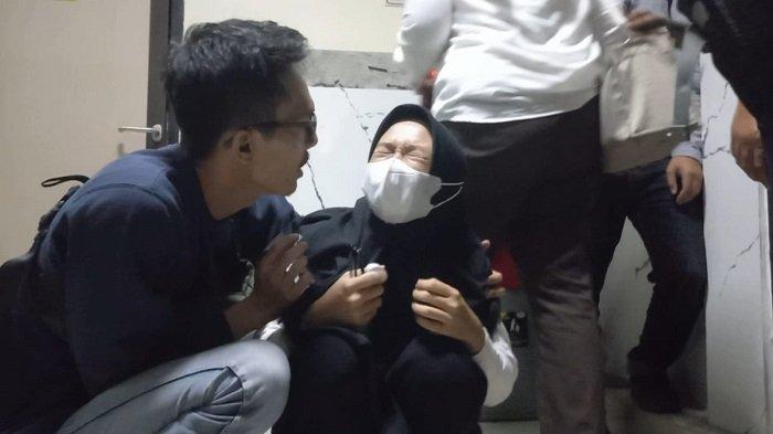 Tangis Pungky Marsyaviani Sabieq pecah usai divonis 4 bulan penjara atas kasus penipuan iPhone di Pengadilan Negeri (PN) Tangerang.