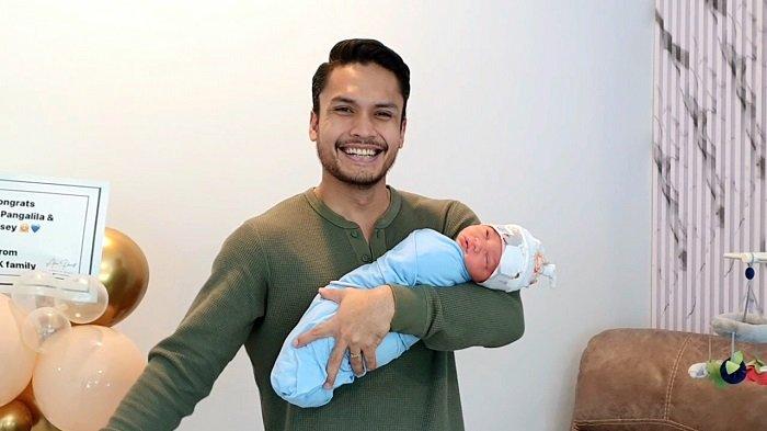 Randy Pangalila dikaruniai anak kedua berjenis kelamin laki-laki.