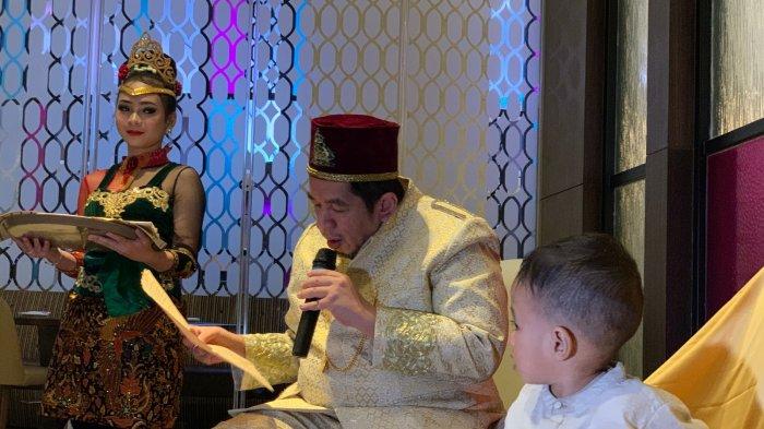 Raja Huristak XII, Tondi Hasibuan saat menggelar acara Penabalan atau Penobatan Gelar Patuan Barumun kepada Pangeran Zelo Galandra Hasibuan di Hotel Crown Plaza, Jalan Lembong, Kota Bandung, Jawa Barat, Rabu (28/6/2023).