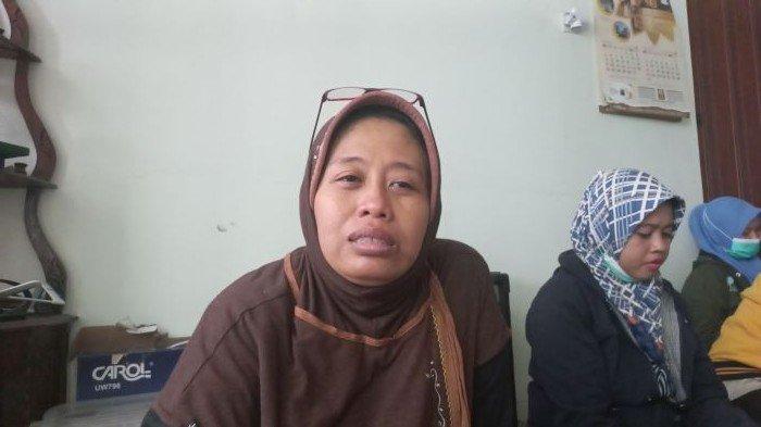 Ratna istri almarhum Sarwani di rumah duka.