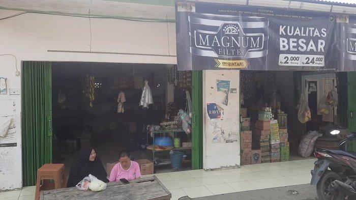 Foto rumah H Aneng, ayahanda Hakim Eman Sulaeman di Kampung Kaum Jaya, Desa Puserjaya Kecamatan Telukjambe Timur, Karawang, Jawa Barat, Selasa (9/7/2024) siang. Sejak dulu, H Aneng membuka warung sembako untuk membiayai sekolah hingga kuliah anak-anaknya.