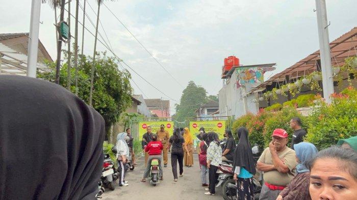 GERBANG DIBUKA SEDIKIT- Gerbang SMAN 6 Kota Tangerang Selatan dibuka sedikit oleh warga untu akses masuk pelajar, Senin 914/7/2025). Pagar sempat ditutup oleh warga yang kecewa karena anaknya tidak diterima melalui jalur SPMB akhirnya dibuka. (TribunTangerang/Ikhwana Mutuah Mico)
