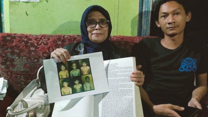 Saka Tatal (kanan) didampingi pengacaranya, Titin saat ditemui di rumahnya di wilayah Kota Cirebon, Jawa Barat.