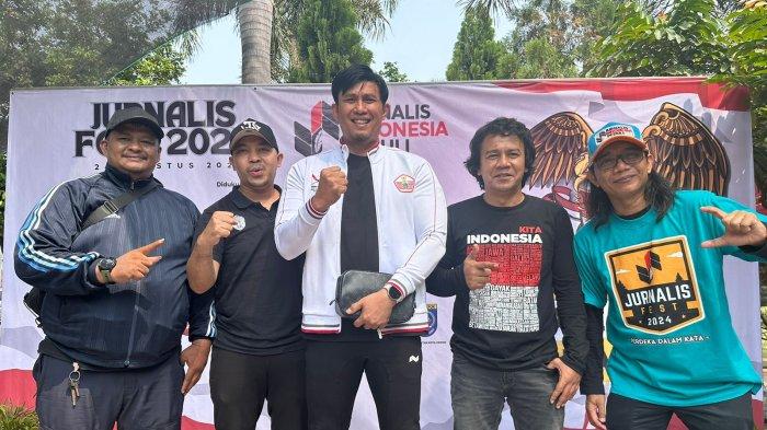 Tim Nendia Media yang dipimpin H Heru Pujihartono (tengah) berpose sebelum memeriahkan Jurnalis Fest 2024 di Taman Pemuda Pratama, Kecamatan Beji, Depok, Jawa Barat, Sabtu (24/8/2024).