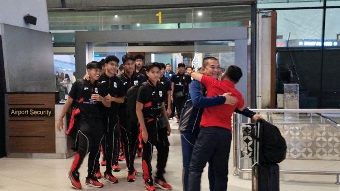 TANPA SAMBUTAN - Skuat Timnas Indonesia U-17 tiba di Tanah Air melalui Terminal 3 Kedatangan Internasional Bandara Soekarno-Hatta, Kota Tangerang, Banten, Kamis (17/4/2025) malam WIB. Tak ada penyambutan khusus yang diakukan PSSI dan Kemenpora.