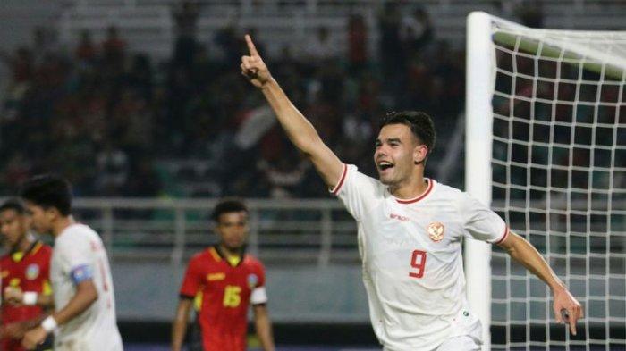 Aksi Jens Raven dalam laga timnas U19 Indonesia vs Timor Leste pada Piala AFF U19 berlangsung di Stadion Gelora Bung Tomo, Surabaya, pada Selasa (23/7/2024), kickoff 19.30 WIB.