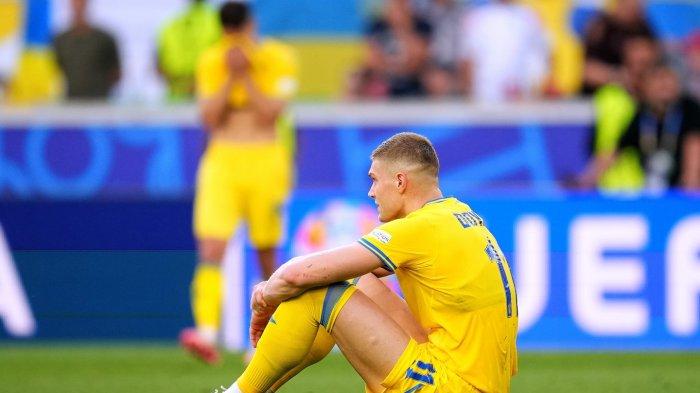 Pemain Ukraina terdiam setelah imbang melawan Belgia. Timnas Ukraina harus angkat koper dari Euro 2020 karena kalah selisiih gol meski memilki poin empat.