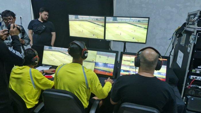 PT Liga Indonesia Baru (LIB) melaksanakan uji coba tahap akhir penggunaan Video Assistant Referee atau VAR di Stadion Indomilk Arena, Kelapa Dua, Kabupaten Tangerang, Banten.