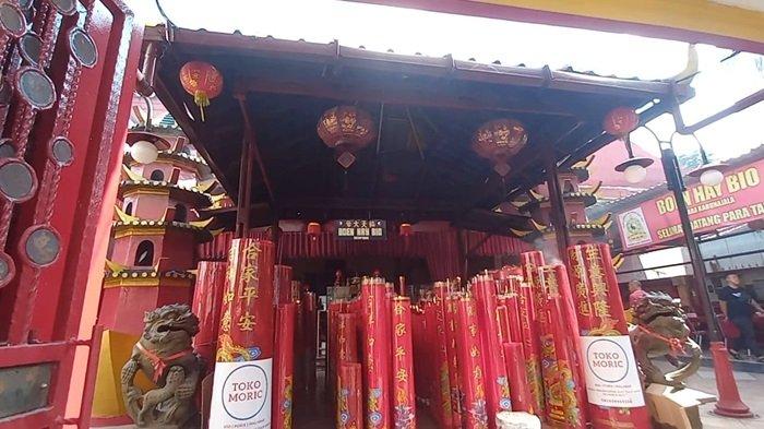 Vihara Karunajala atau Boen Hay Bio mulai berhias menjelang perayaan Tahun Baru Imlek yang jatuh pada 10 Februari 2024.