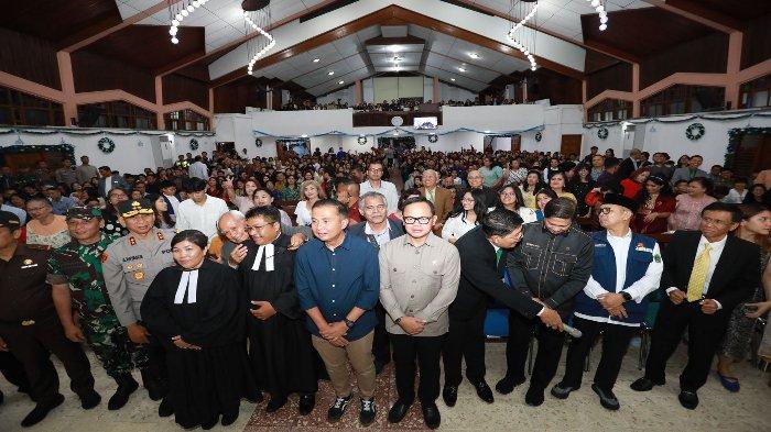 Wakil Menteri Dalam Negeri (Wamendagri) Bima Arya Sugiarto meninjau sejumlah gereja di Bandung, Jawa Barat (Jabar), Selasa (24/12/2024).