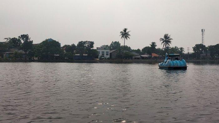 Wahana bebek air di Situ Cilodong, Kota Depok, Jawa Barat.