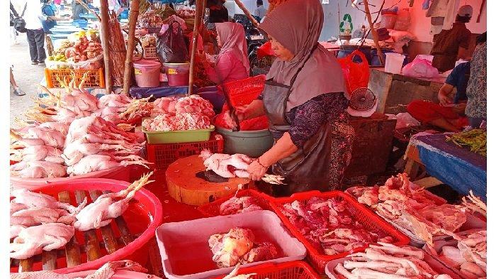 Zubaidah, penjual ayam potong di Pasar Anyar, Kota Tangerang, Sabtu (6/4/2024).