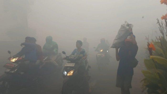 Asap pekat kini menyelimuti Kota Tangerang akibat dampak dari Kebakaran TPA Rawa Kucing, bahkan kini keberadaan asap itu juga mulai menganggu aktivitas masyarakat sekitar.
