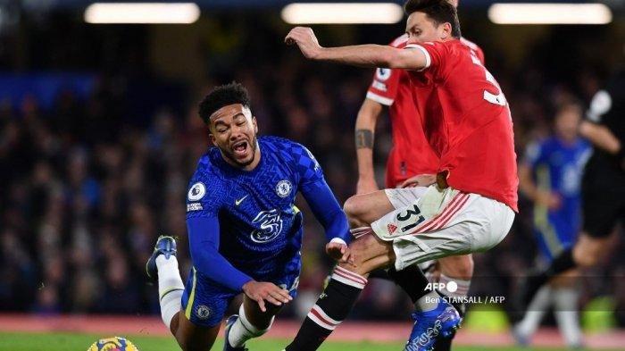 Bek Chelsea Inggris Reece James (kiri) bersaing dengan gelandang Manchester United Serbia Nemanja Matic (kanan) selama pertandingan sepak bola Liga Premier Inggris antara Chelsea dan Manchester United di Stamford Bridge di London pada 28 November 2021.