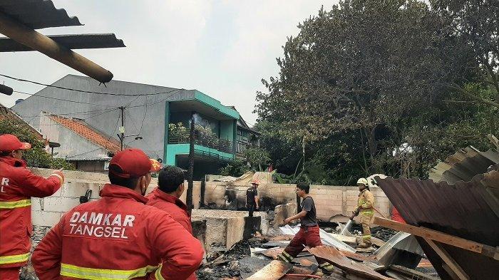 Petugas pemadam kebakaran Tangerang Selatan sedang melakukan upaya pemadaman api di Workshop Mebel di Pamulang yang terbakar pada Sabtu (19/8/2023).