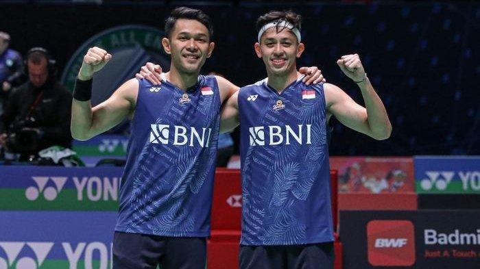 Ganda putra Indonesia, Fajar Alfian/Muhammad Rian Ardianto, berpose seusai meraih kemenangan atas Kang Min-hyuk/Seo Seung-jae (Korea Selatan) di babak 32 besar All England Open 2023 di Utilita Arena Birmingham, Inggris, Rabu (15/3/2023).