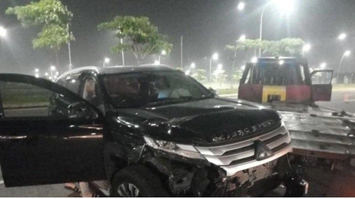 Pajero warna hitam yang menabrak truk towing di jembatan PIK 2, Tangerang, Sabtu (23/3/2024) dini hari.
