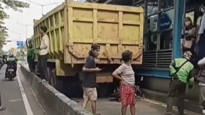 Tangkapan layar akun Instagram @jakarta.terkini tentang kecelakaan yang melibatkan dump truck dan dua sepeda motor di Jalan Galunggung, tepatnya di jalur busway, di depan Halte Halimun, Setiabudi, Jakarta Selatan, Selasa (19/4/2022).