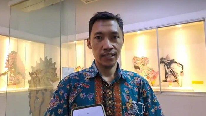Anshor, pemandu wisata di Museum Wayang Kota Tua saat menceritakan sejarah Museum Wayang.