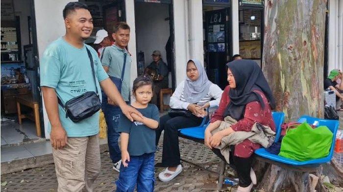Satu keluarga yang hendak mudik ke Palembang menunggu bus di Terminal Bus Poris Plawad, Kota Tangerang, Jumat (5/4/2024).