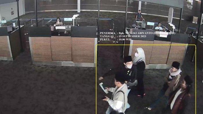 rekaman CCTV dan pemeriksaan internal terhadap pegawai yang bertugas pada tanggal 15 September 2023, rombongan Muchamad Iqdam Cholid Ridlo (Gus Iqdam) terdiri dari empat pria, dan satu wanita.