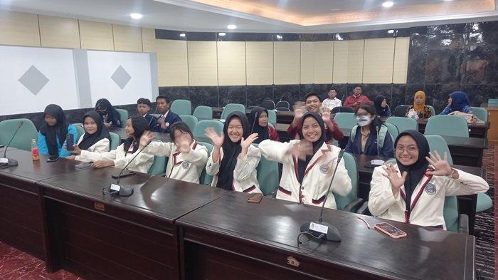 para pelajar yang lolos untuk mengikuti workshop sepekan menjadi ketua dewan yang dilaksankan di Gedung PU Pemerintah Kabupaten Tangerang, Rabu (17/1/2023)