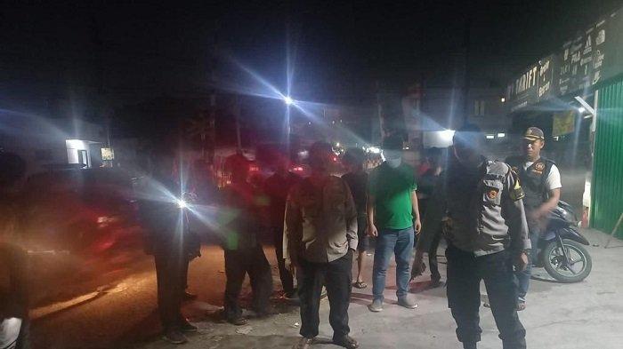 polisi sedang melakukan pengecekan terkait adanya aksi tawuran yang menyebakan seorang pemuda di Pondok Ranji tewas dengan sejumlah luka senjata tajam.