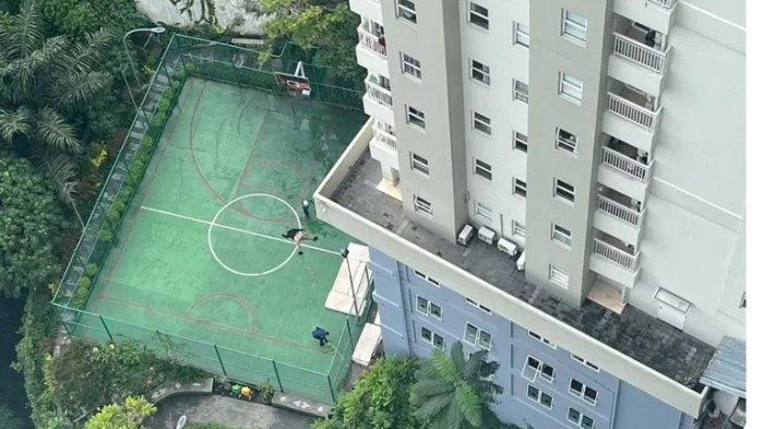 Jenazah diduga Rahul Pinem di lapangan basket usai melompat dari hotel di Bandung.