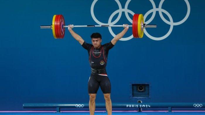 Atlet angkat besi Indonesia, Rizki Juniansyah, saat tampil di Olimpiade Paris 2024.
