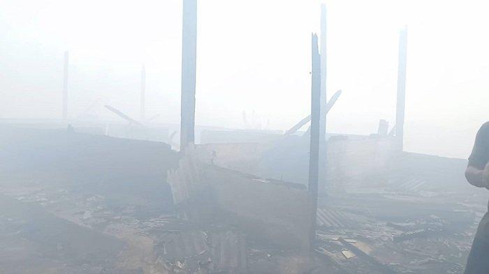 tiga rumah yang berada di seberang TPA Rawa Kucing ludes dilahap si jago merah pada Sabtu (21/10/2023) siang.