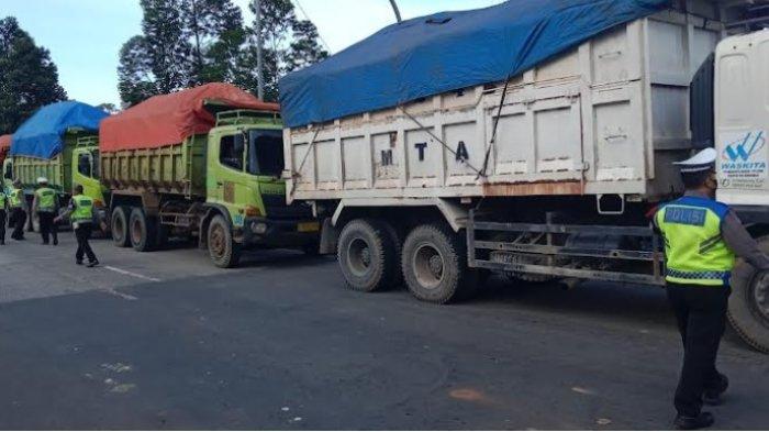 Satlantas Polres Metro Tangerang Kota menilang 33 truk pengangkut tanah yang melanggar jam operasional di wilayah Benda, Kota Tangerang, Sabtu (13/1/2024). Truk-truk tersebut mengangkut tanah untuk proyek reklamasi di pantai utara.
