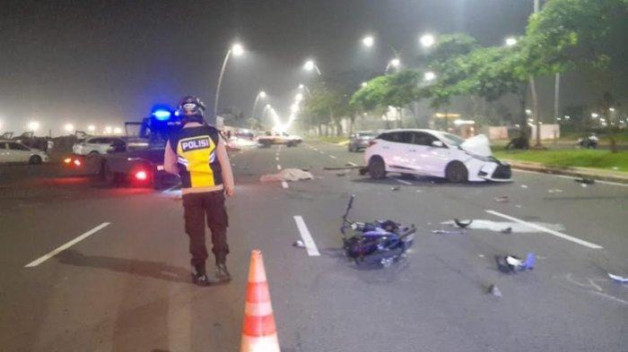 Kecelakaan maut terjadi di jembatan tokyo PIK 2, Kosambi, Kabupaten Tangerang, Sabtu (23/3/2024) dini hari. Pada kecelakaan ini, sebuah mobil Pajero menghajar truk towing yang sedang mengangkut mobil Yaris warna putih.