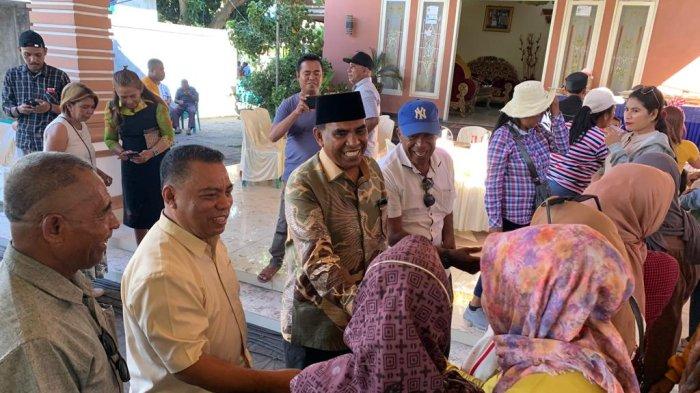 Piet Babua dan Hi Kasman Hi Ahmad saat menyambut tamu yang datang dalam Open House Natal yang diadakan Piet Babua, Senin (1/1/2024)