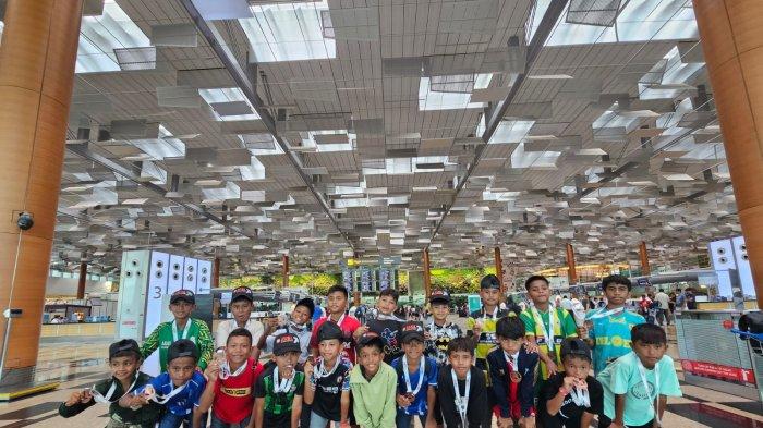 Squad muda Maluku Utara saat pose dengan medali usai berlaga di Singapura