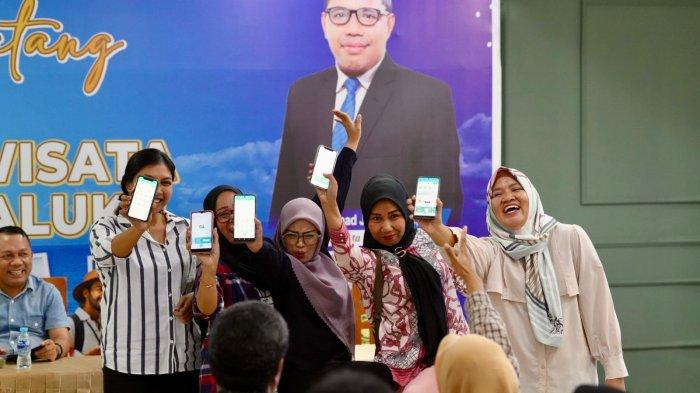 Peserta sosialisasi antusias mencoba berbahai fitur pln mobile