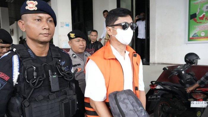 Kristian Wuisan pihak swasta yang terlibat dalam kasus suap Gubernur Maluku Utara nonaktif Abdul Gani Kasuba (AGK). Kini dituntut Jaksa Penuntut Umum (JPU) Komisi Pemberantasan Korupsi (KPK) RI selama 2 tahun 10 bulan penjara dan denda Rp 50 juta, Jumat (3/5/2024)