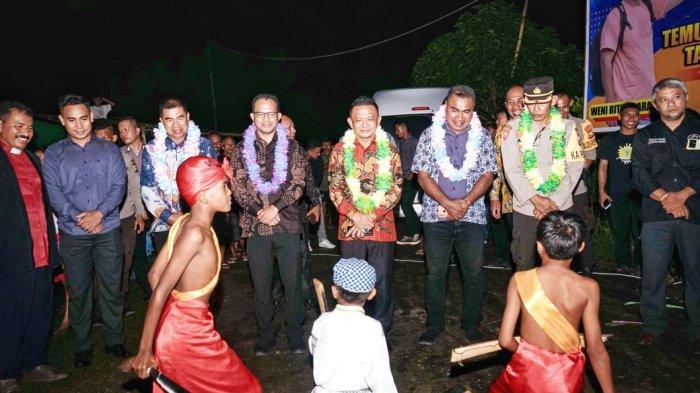 lSekda Pemkab Pulau Morotai,  Provinsi Maluku Utara,  Muhammad Umar Ali,  bersama rombongan saat tiba di acara disambut dengan tarian adat Tobelo Galela yakni Cakalele, Kamis (4/7/2024)
