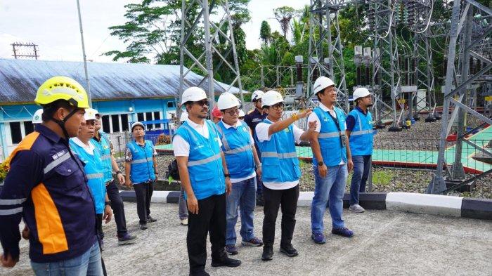 General Manager PLN UIW MMU, Awat Tuhuloula mengecek secara langsung peralatan yang berada pada Gardu Induk Passo