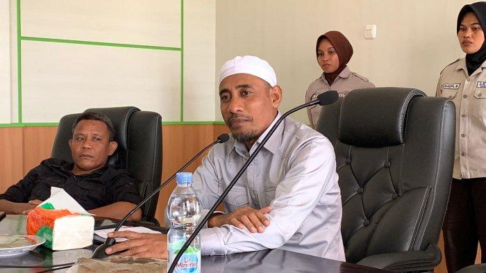 Ketua Komisi I DPRD Halmahera Selatan Sagaf Hi. Taha ketika memipin RDP bersama mahasiswa Botang Lomang terkait masalah listrik, Rabu (7/2/2024).