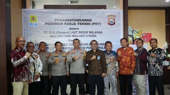 Foto bersama General Manager, Awat Tuhuloula beserta jajaran Polda Maluku dan Maluku Utara pada kegiatan Penandatanganan Pedoman Kerja Teknis (PKT) dengan Kepolisian Daerah provinsi Maluku dan Maluku Utara