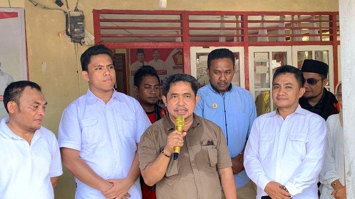 Ketua MPW PP Maluku Utara Santrani Abusama (kameja cokelat) ketika berbicara di Sekretariat DPC Partai Gerindra Halmahera Selatan usai mendaftarkan Eka Dahliani Abusama, Selasa (7/5/2024).